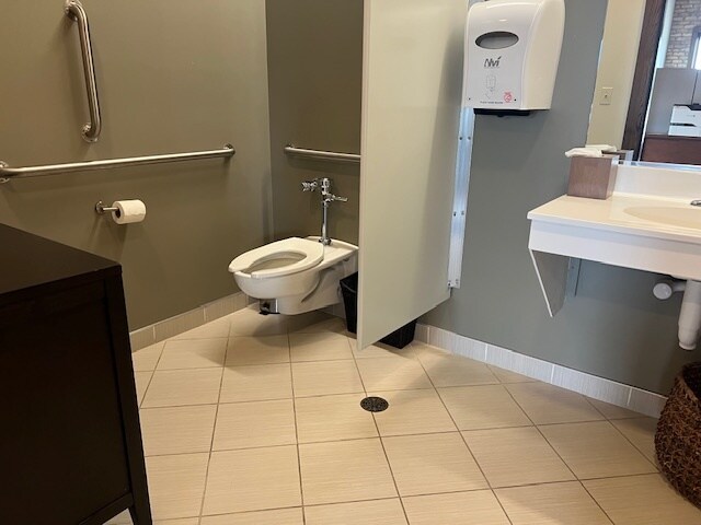 More Photos Of 220 N River St, East Dundee Freestanding For Sale