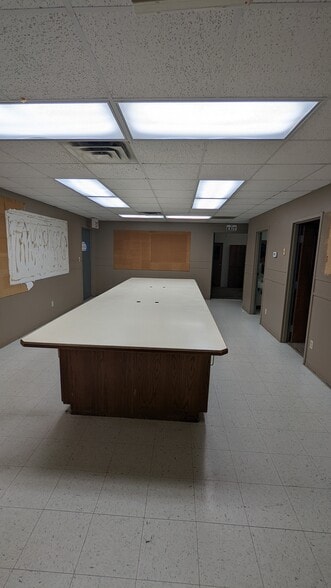 More Photos Of 1416 Twin Oaks St, Wichita Falls Warehouse For Lease