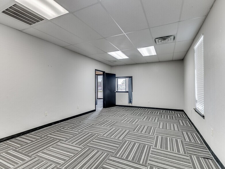 More Photos Of 17311 NE 23rd St, Choctaw Office For Sale