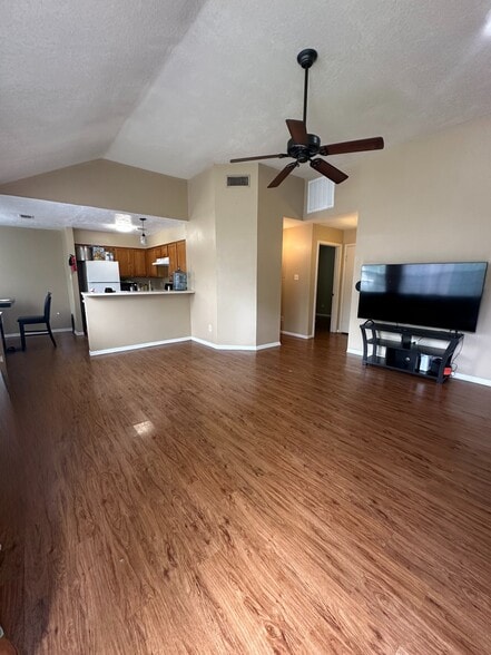 More Photos Of 7120 Cole Creek Dr, Houston Apartments For Sale