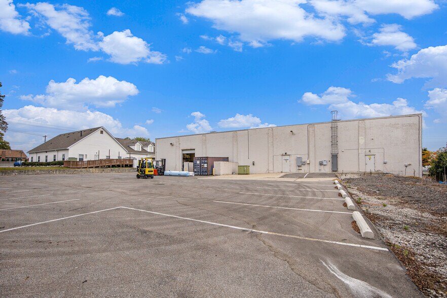 More Photos Of 1854 S Rochester Rd, Rochester Hills Storefront For Lease