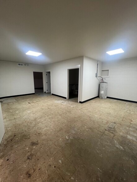 More Photos Of 2121 Meridian Ave, Huntsville Flex For Lease