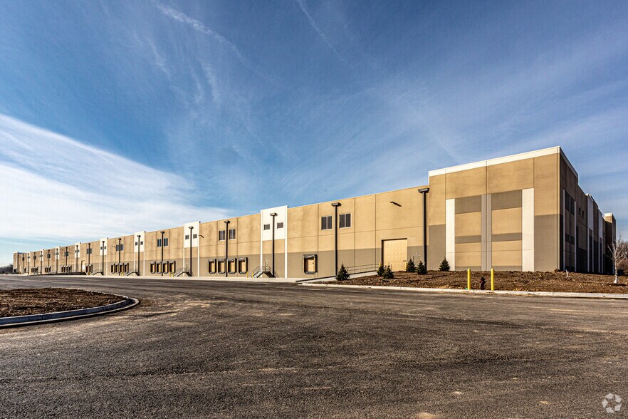 More Photos Of 2601 Hughes Rd, Liberty Distribution For Lease