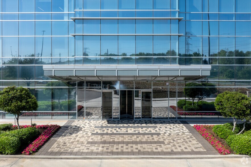 More Photos Of 5775 N Sam Houston Pky W, Houston Office For Lease