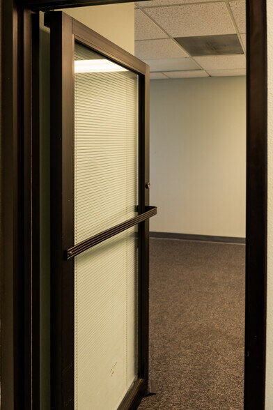 More Photos Of 407 N Cedar Ridge Dr, Duncanville Office Residential For Lease