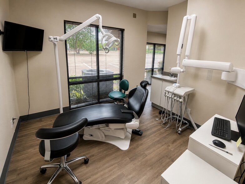 More Photos Of 1721 Cimarron Trl, Hurst Medical For Sale