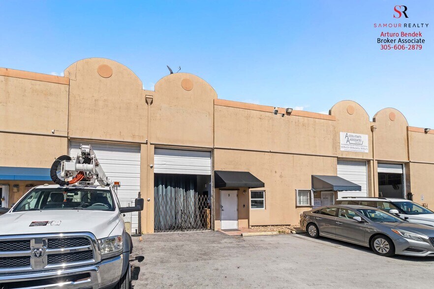 More Photos Of 1723-1745 W 37th St, Hialeah Showroom For Sale