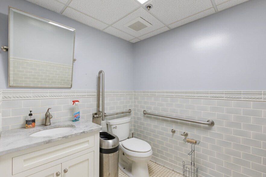 More Photos Of 19-25 Main St, Hartford Office Residential For Sale