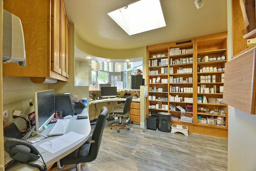 More Photos Of 993 Siskiyou Blvd, Ashland Office For Sale