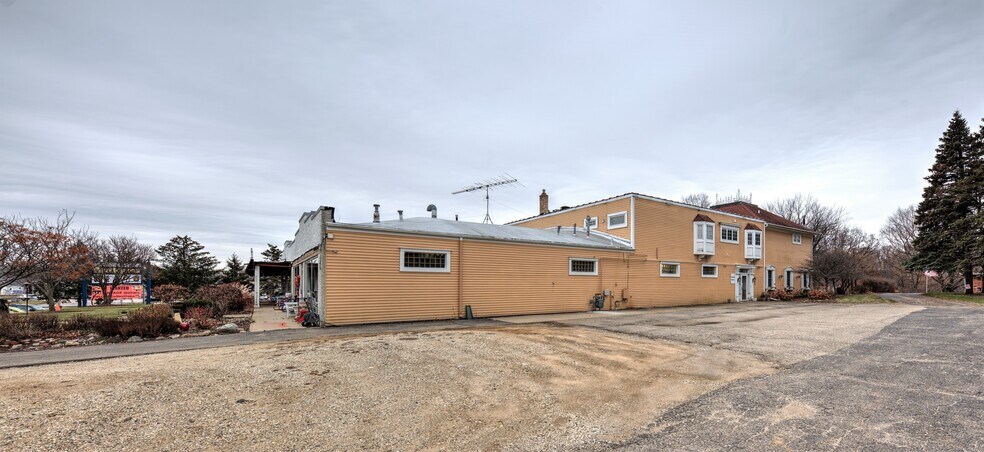 More Photos Of 890 Lake Ave, Woodstock General Retail For Sale