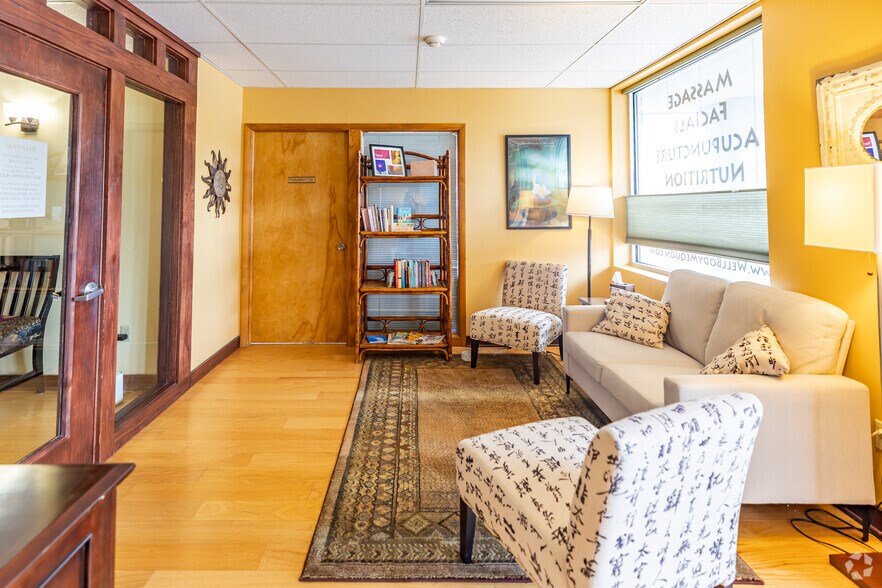 More Photos Of 10040-10046 N Port Washington Rd, Mequon Storefront Retail Office For Lease