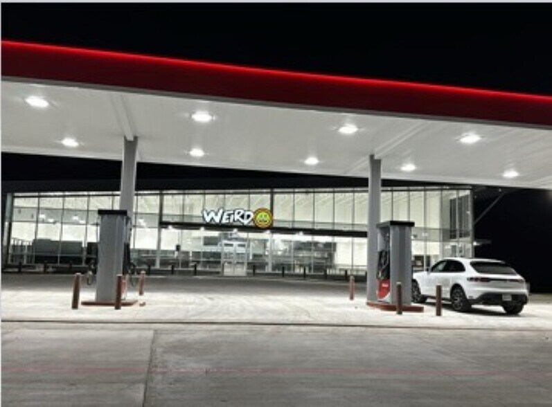 More Photos Of 1098 I35 North, Devine Storefront For Lease