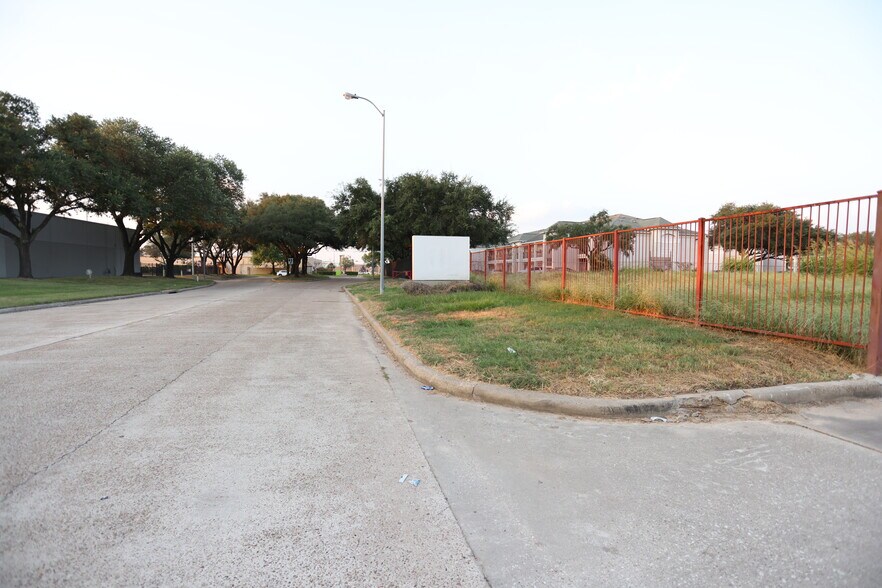 More Photos Of 101 Wells Fargo Dr, Houston Auto Repair For Sale