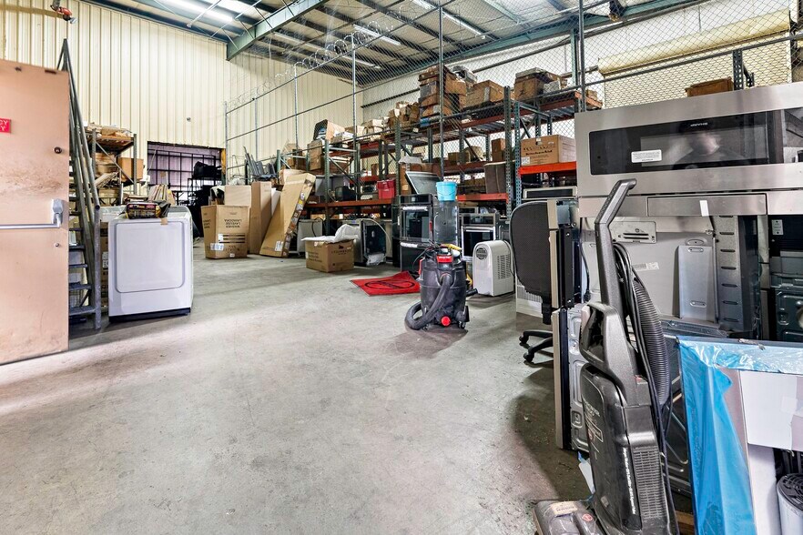 More Photos Of 1925 Industrial Blvd, Harvey Warehouse For Sale