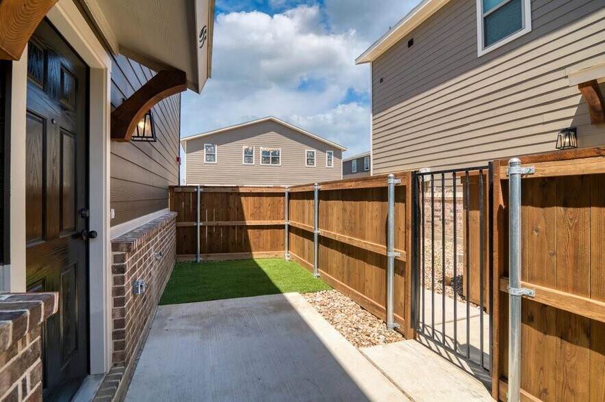 More Photos Of 640 Fallow Dr, Venus Multifamily For Sale