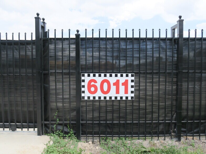 More Photos Of 6011 Skyline Dr, Houston Auto Dealership For Lease