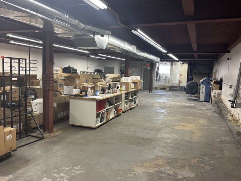 More Photos Of 11 Bertel Ave, Mount Vernon Warehouse For Lease