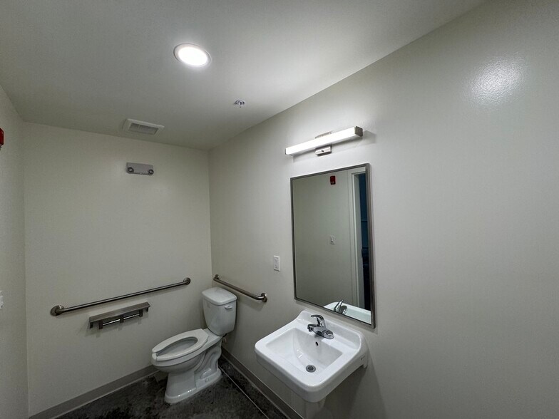 More Photos Of 5451 Communications Pky, Lakewood Ranch Showroom For Sale