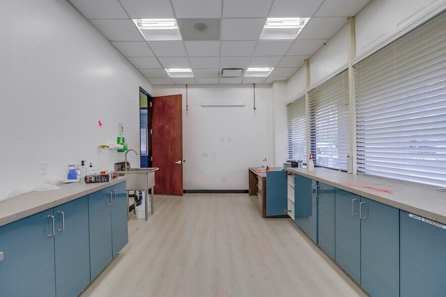 More Photos Of 5947-5951 Variel Ave, Woodland Hills Office For Sale