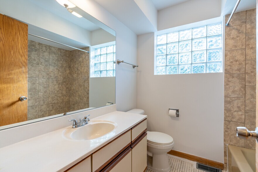 More Photos Of 6135 N Elston Ave, Chicago Office Residential For Sale