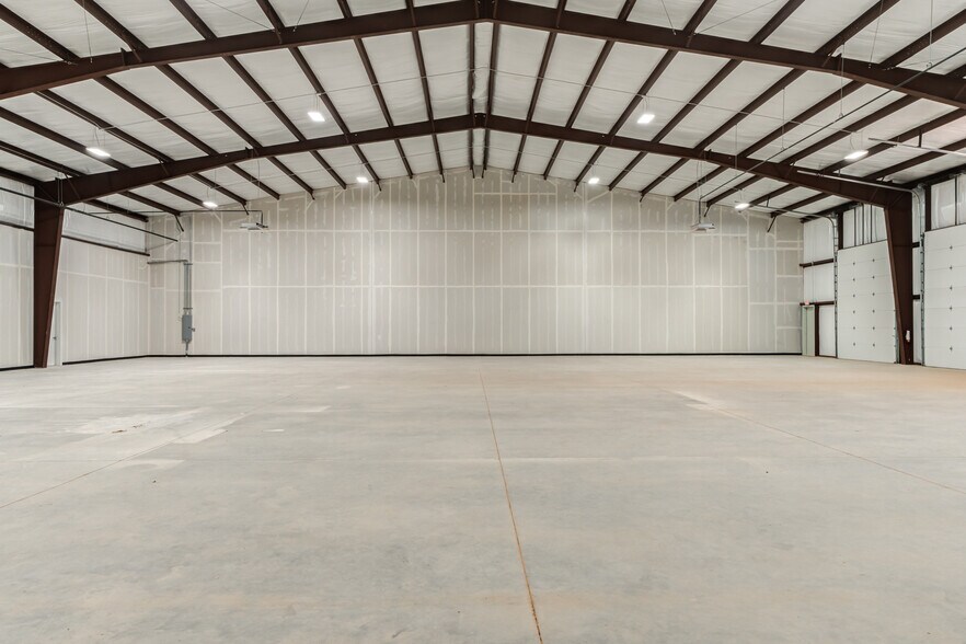 More Photos Of 9007 CR 6820, Lubbock Warehouse For Lease