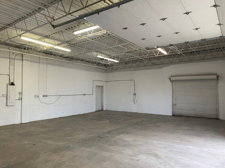 More Photos Of 18130-18134 NW Frontage Rd, Joliet Warehouse For Lease