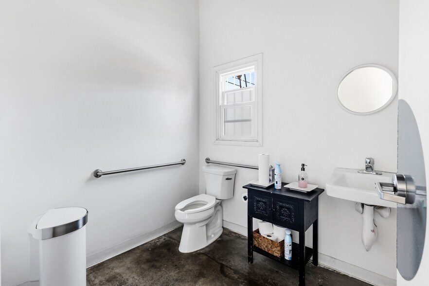 More Photos Of 770 Miraflores, San Pedro Warehouse For Lease