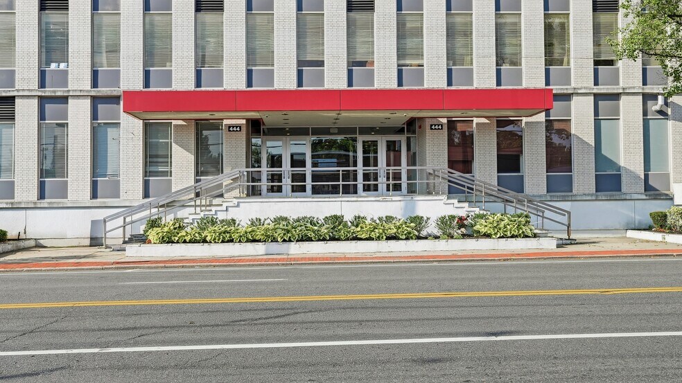 More Photos Of 444 Merrick Rd, Lynbrook Medical For Lease