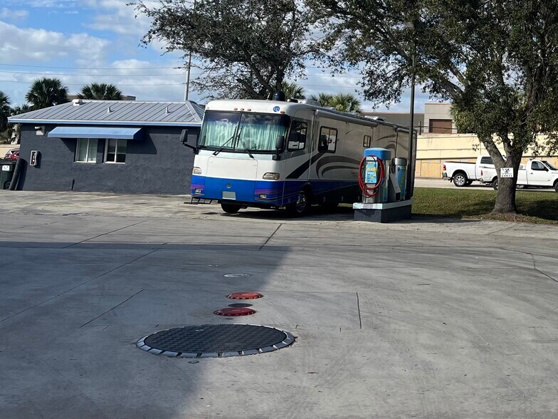 More Photos Of 15251 Convenience Way, Fort Myers Carwash For Lease