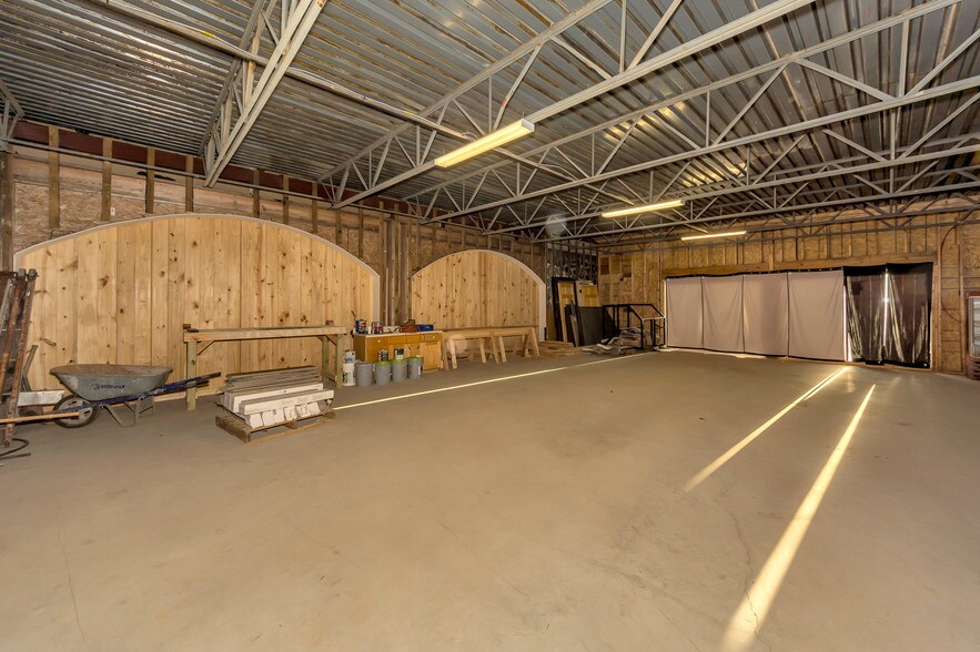 More Photos Of 2001 S Austin Ave, Denison Light Distribution For Lease