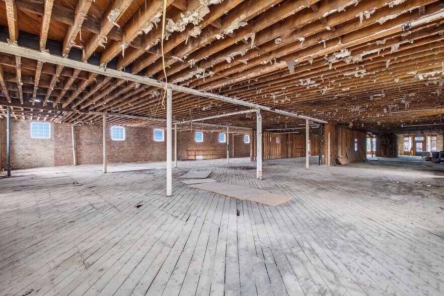 More Photos Of 1 Public Square Red Boiling Springs Sq, Lafayette Showroom For Sale