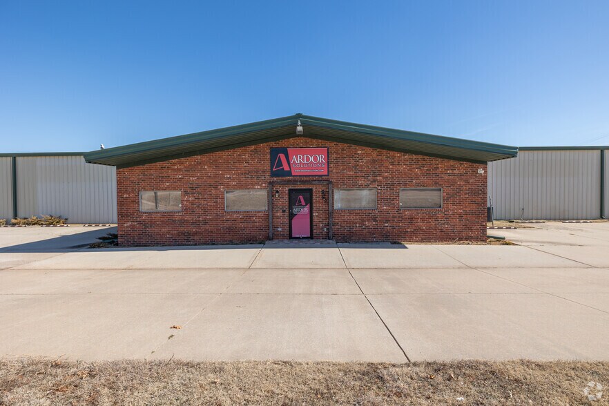 More Photos Of 602 S Main St, Newcastle Warehouse For Lease