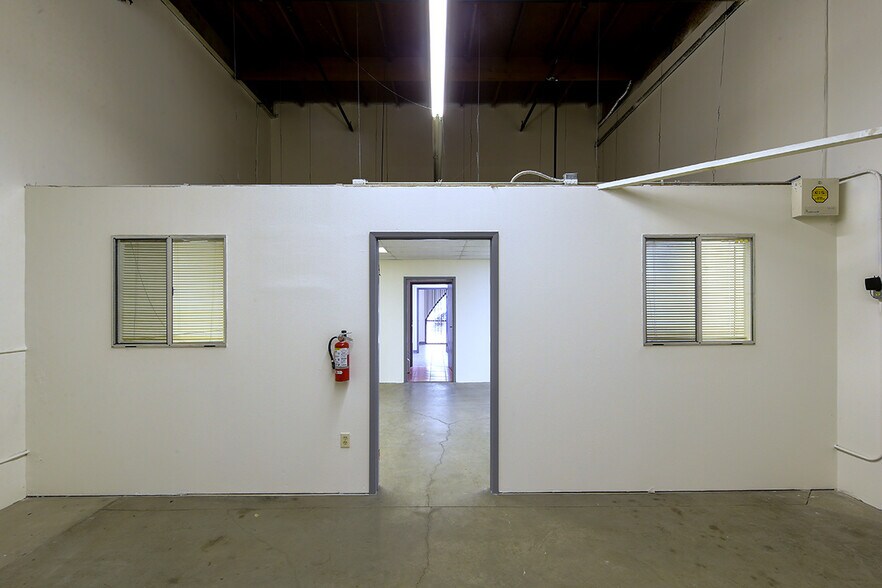 More Photos Of 150-176 W Pomona Ave, Monrovia Warehouse For Sale