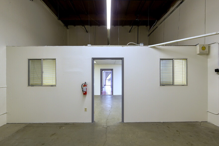 More Photos Of 158 W Pomona Ave, Monrovia Warehouse For Lease