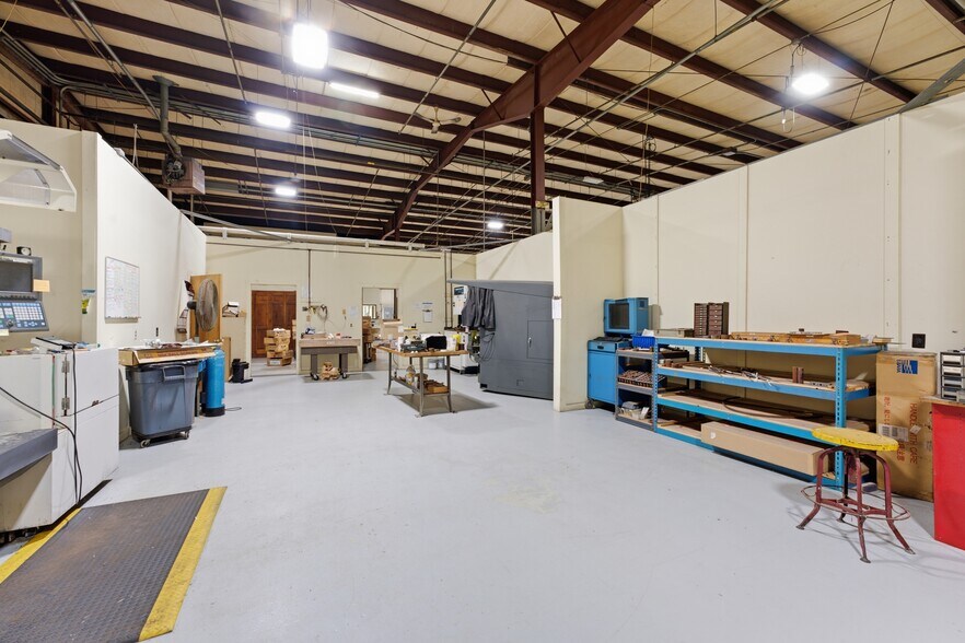 More Photos Of 7 First St, Palmer Warehouse For Lease