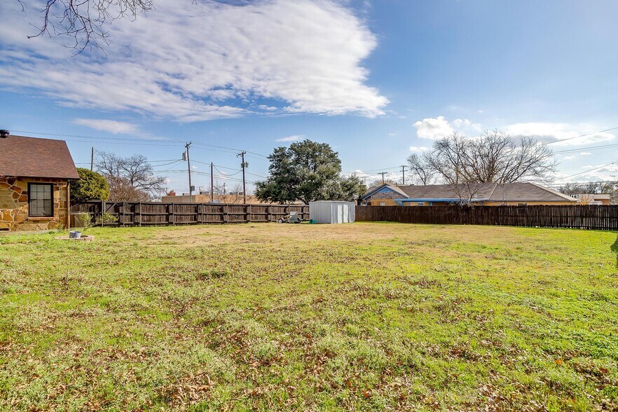 More Photos Of 113 N Tarrant St, Crowley Office For Sale