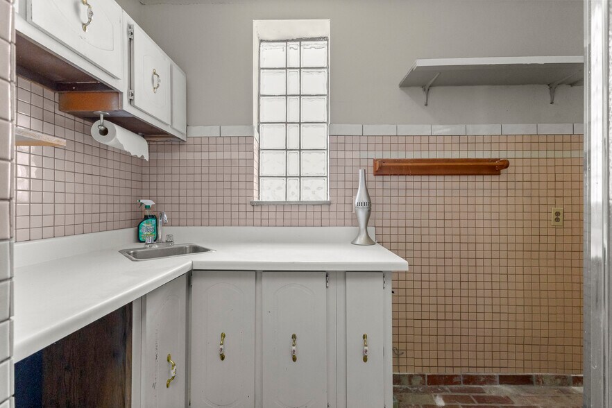 More Photos Of 10531 Wren St, Dearborn Bar For Sale