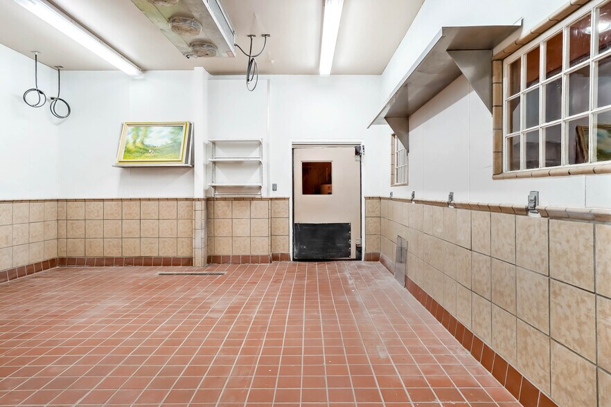 More Photos Of 8977 DuPont Blvd, Lincoln Convenience Store For Sale