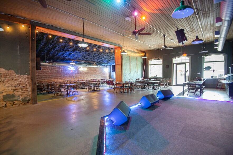 More Photos Of 514-520 N Railroad St, Burton Restaurant For Lease