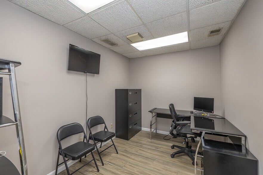 More Photos Of 1026 N Mitthoeffer Rd, Indianapolis Office For Sale