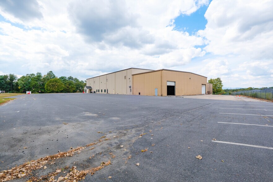 More Photos Of 1680 Country Club Rd, Harrisonburg Flex For Lease
