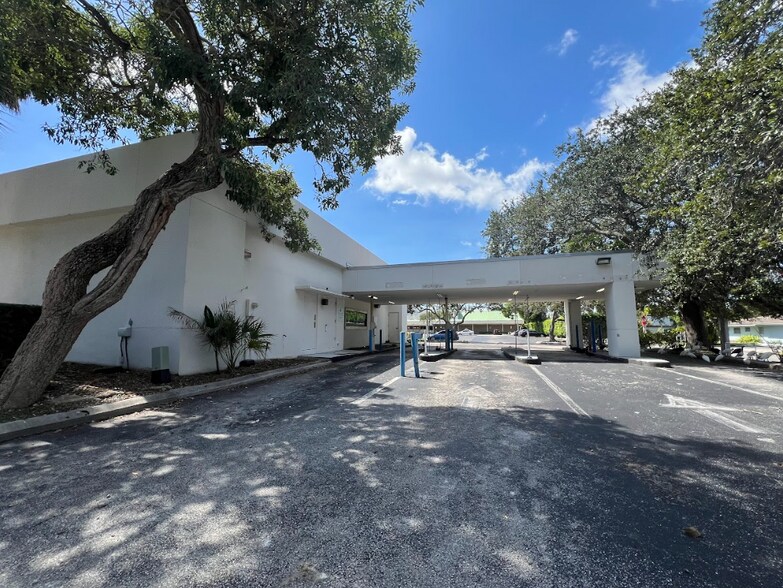 More Photos Of 300 E Dania Beach Blvd, Dania Bank For Lease