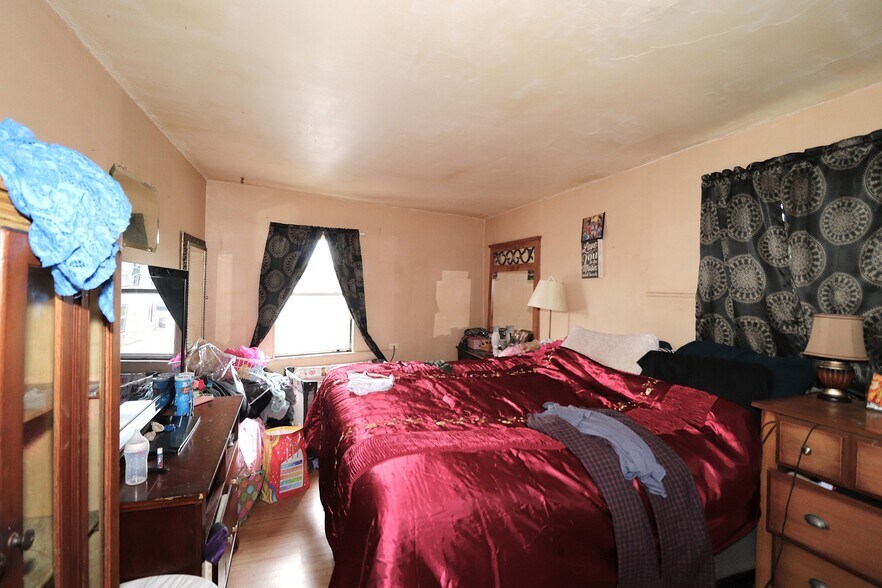 More Photos Of 142 S Broadway St, Blanchester Storefront Retail Residential For Sale