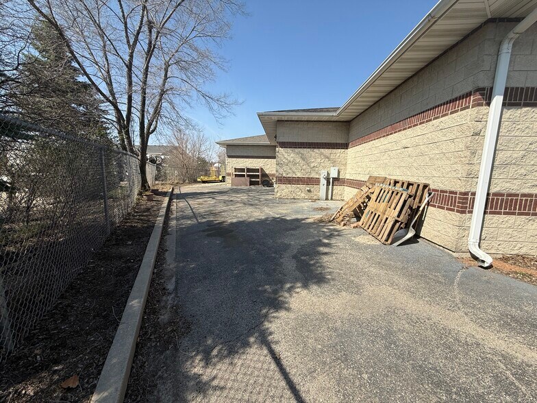 More Photos Of 1262 S Bridge St, Yorkville Service For Sale