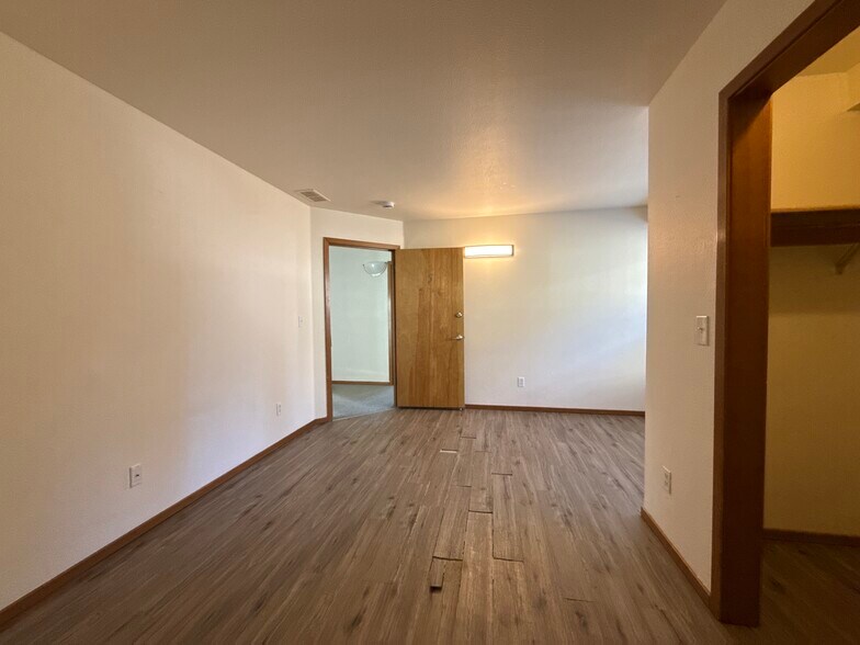 More Photos Of 217 NE 192nd Ave, Portland Flex For Sale