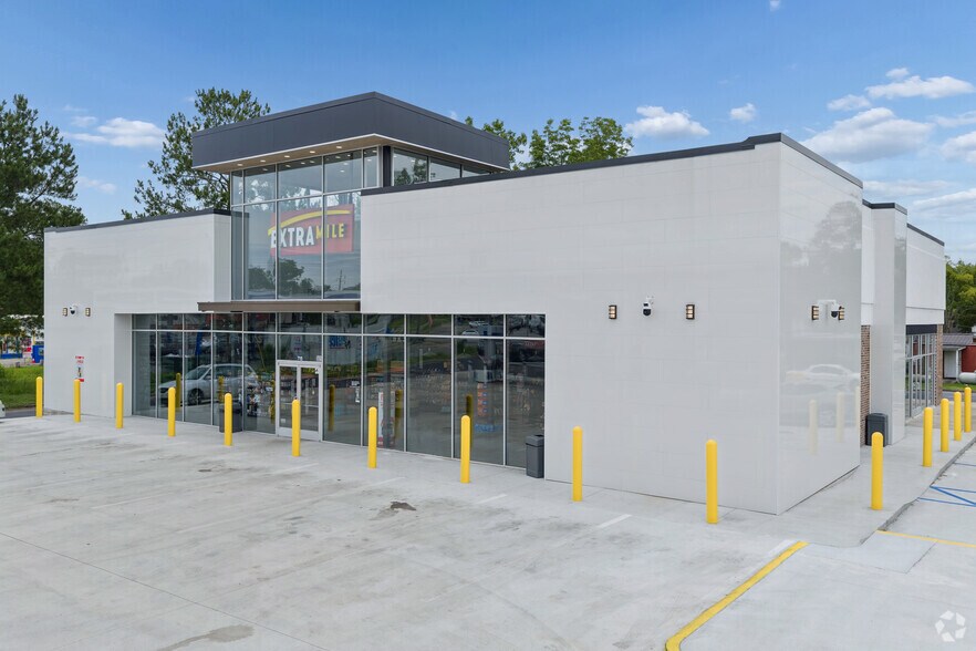 More Photos Of 715 W 4th St, Adel Service Station For Sale