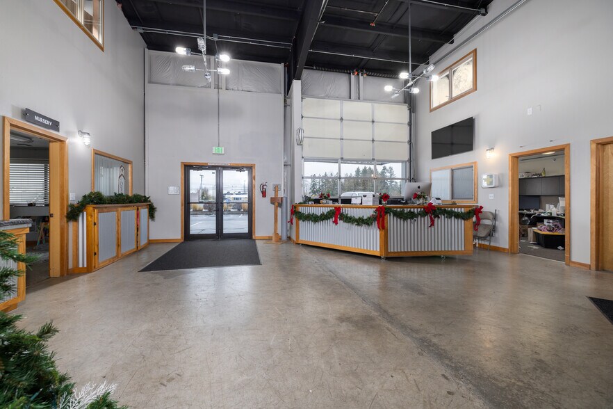 More Photos Of 988-992-996 Fountain St, Burlington Distribution For Lease