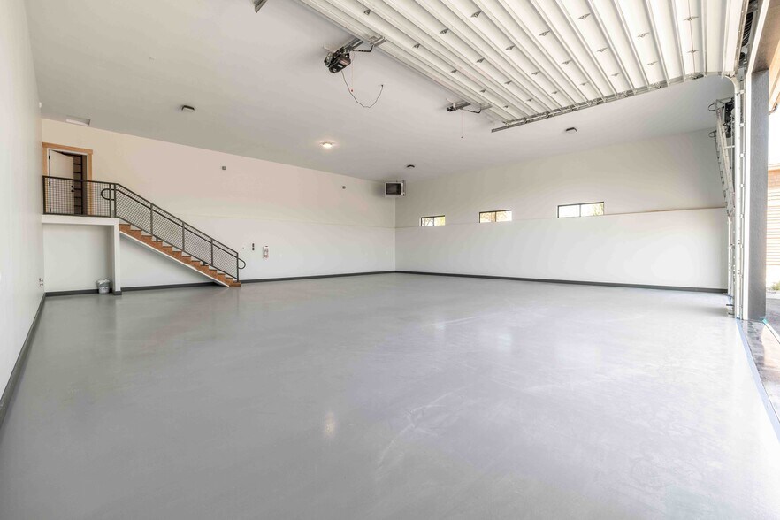 More Photos Of 8512 N Wayne Dr, Hayden Flex For Lease