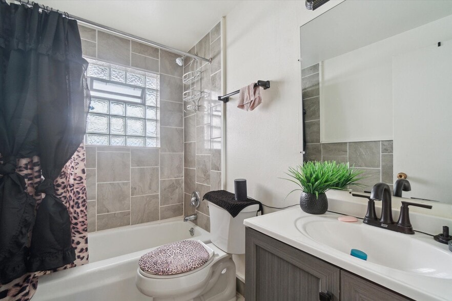 More Photos Of 4248 N 76th St, Milwaukee Storefront Retail Residential For Sale