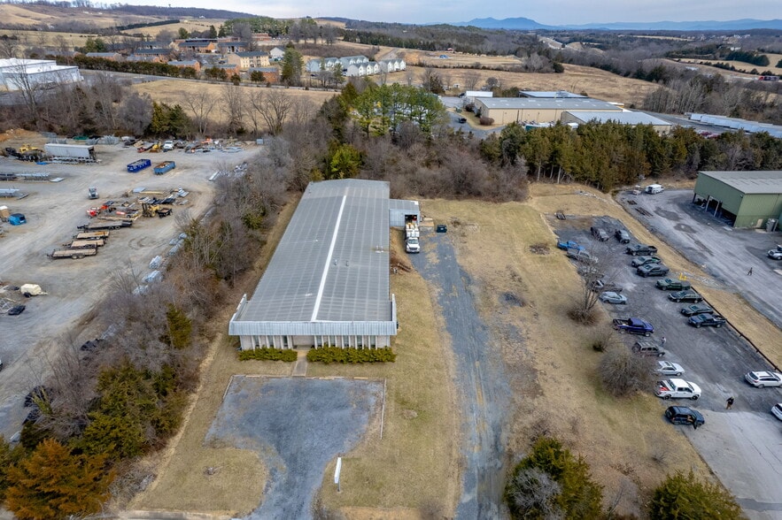 More Photos Of 52 Mid Valley, Verona Light Manufacturing For Sale